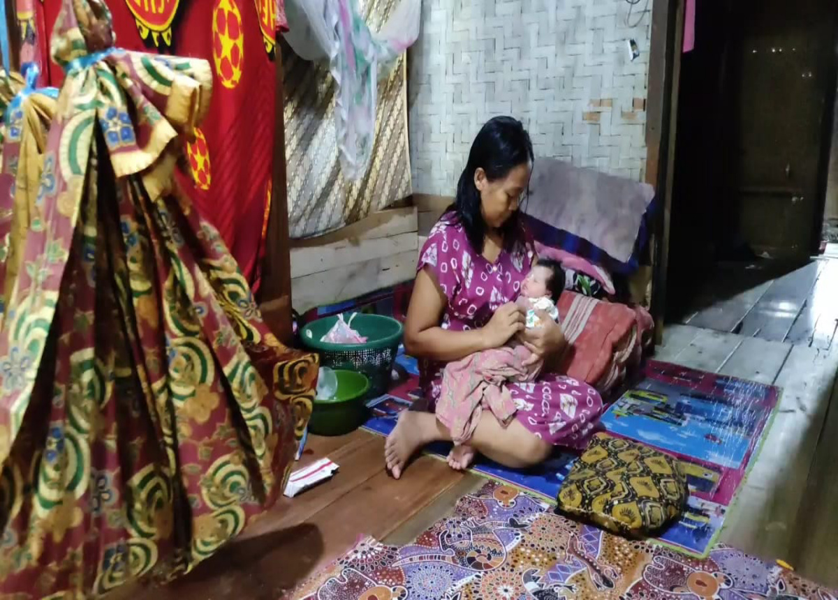 Akses Jalan Rusak, Ibu Baru Melahirkan di Pandeglang Ditandu Pakai Sarung 2