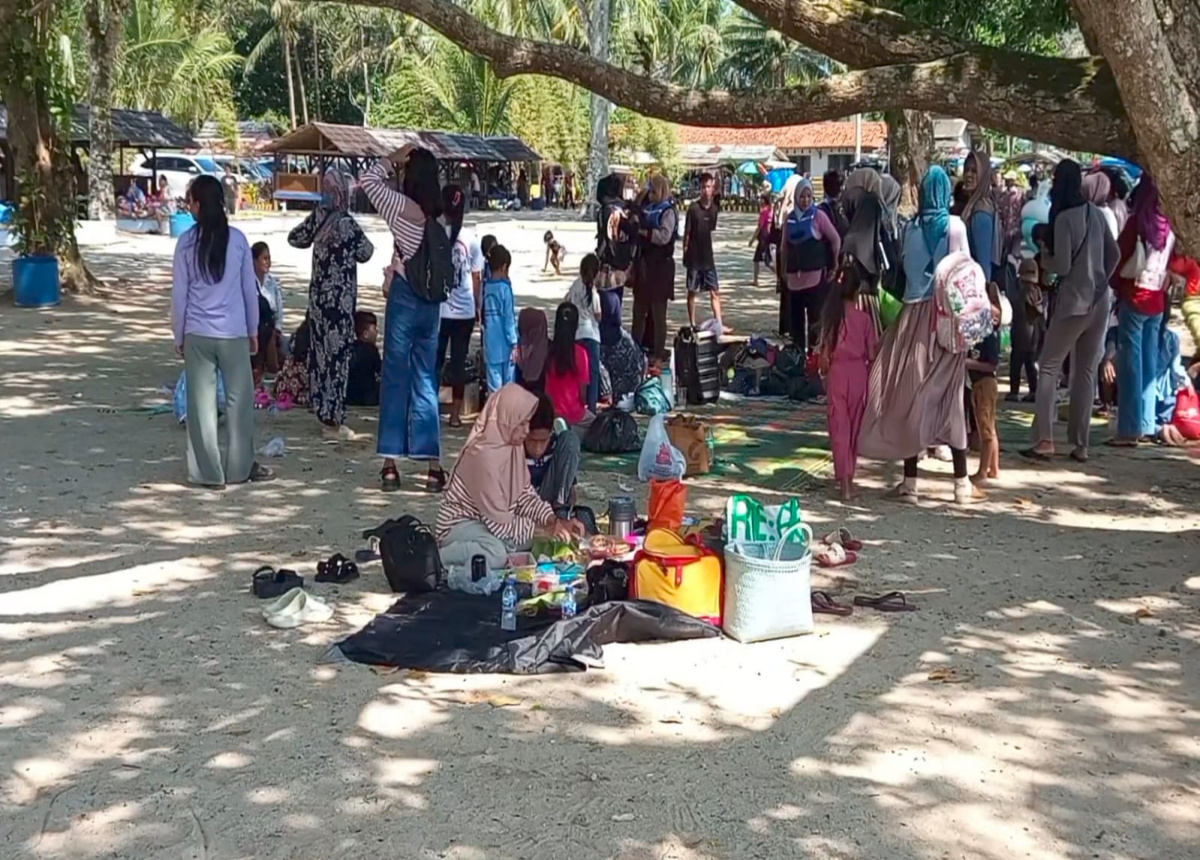Pantai Kodok di Pandeglang Ramai Pengunjung 2