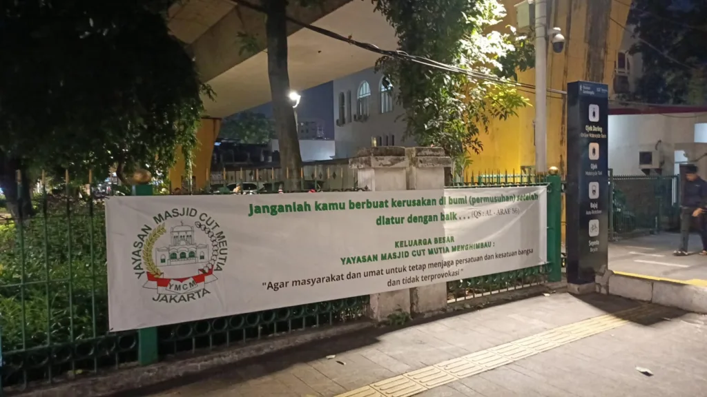 Ketua Yayasan Masjid Cut Meutia Imbau Umat Islam Jaga Persatuan 3 Spanduk ajakan bersatu